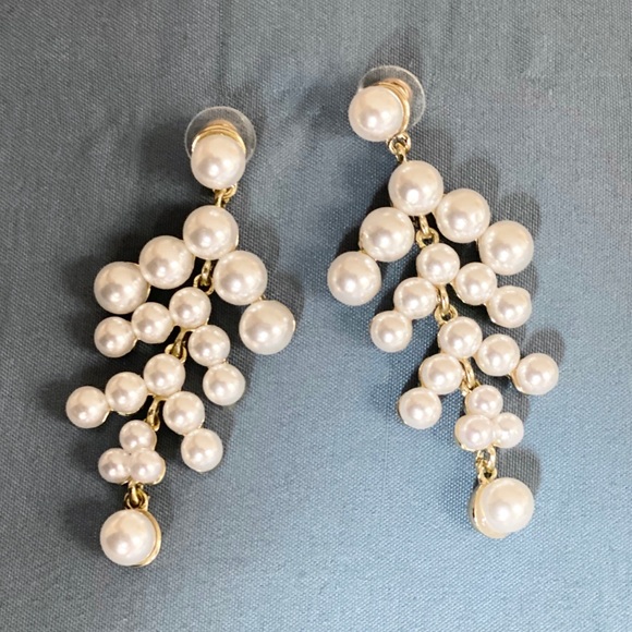 Jewelry - Pearl Earrings - only worn once!